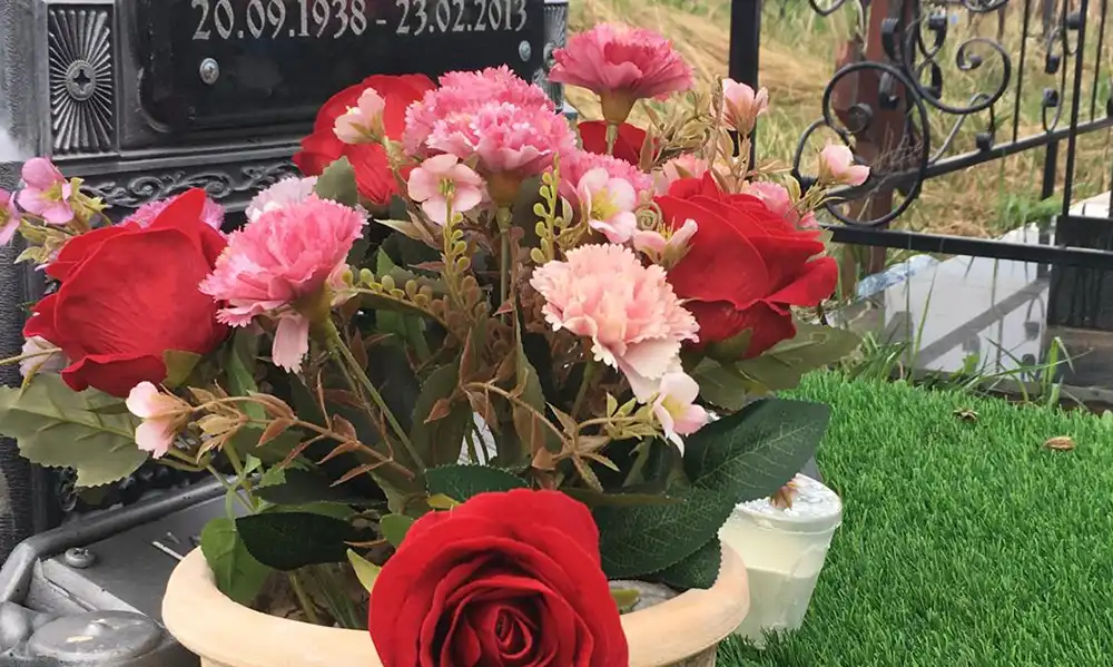 Корзина с цветами на могиле усопшего на городском кладбище Нижнекамска