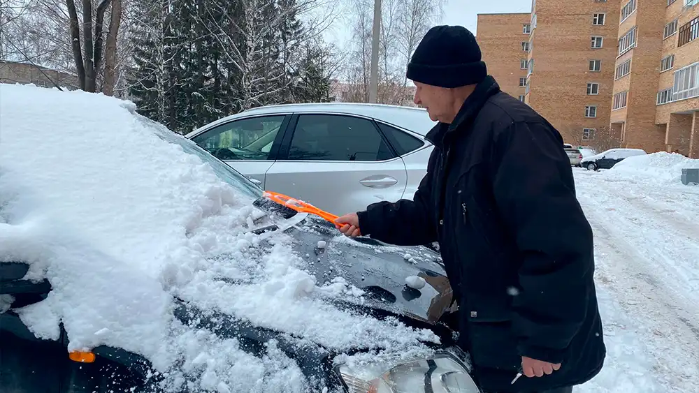 Чистит авто от снега