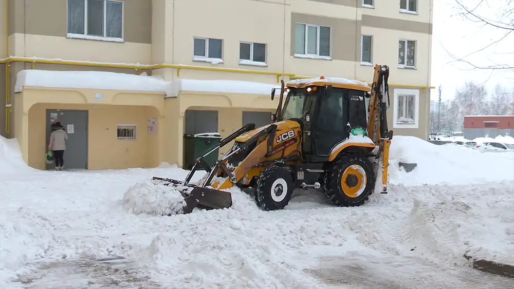 Уборка снега во дворе