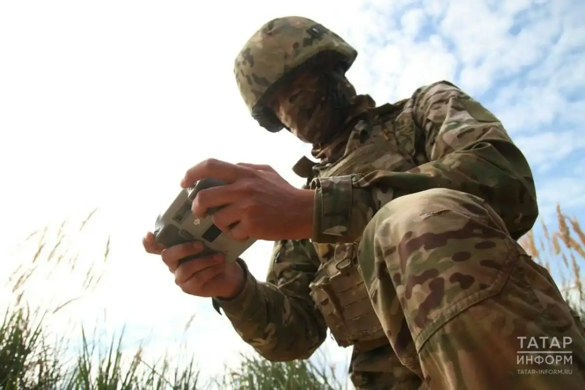 военный с пультом