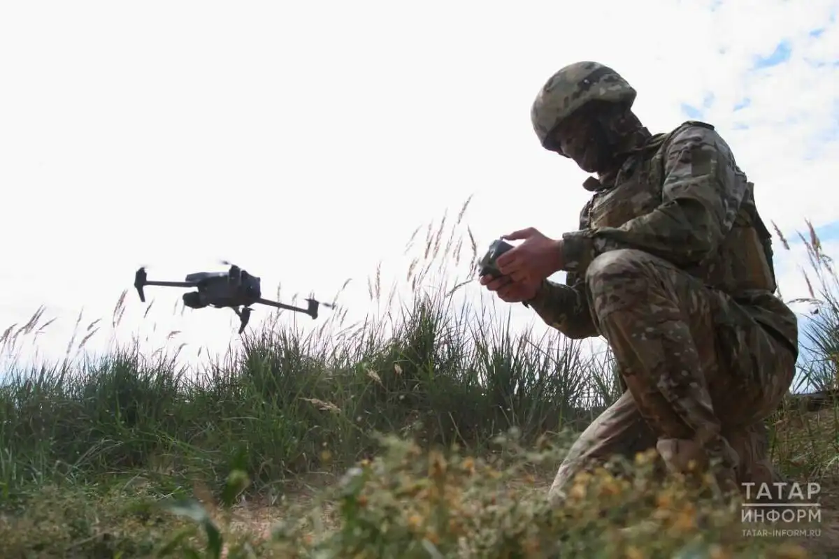 военнослужащий управляет дроном