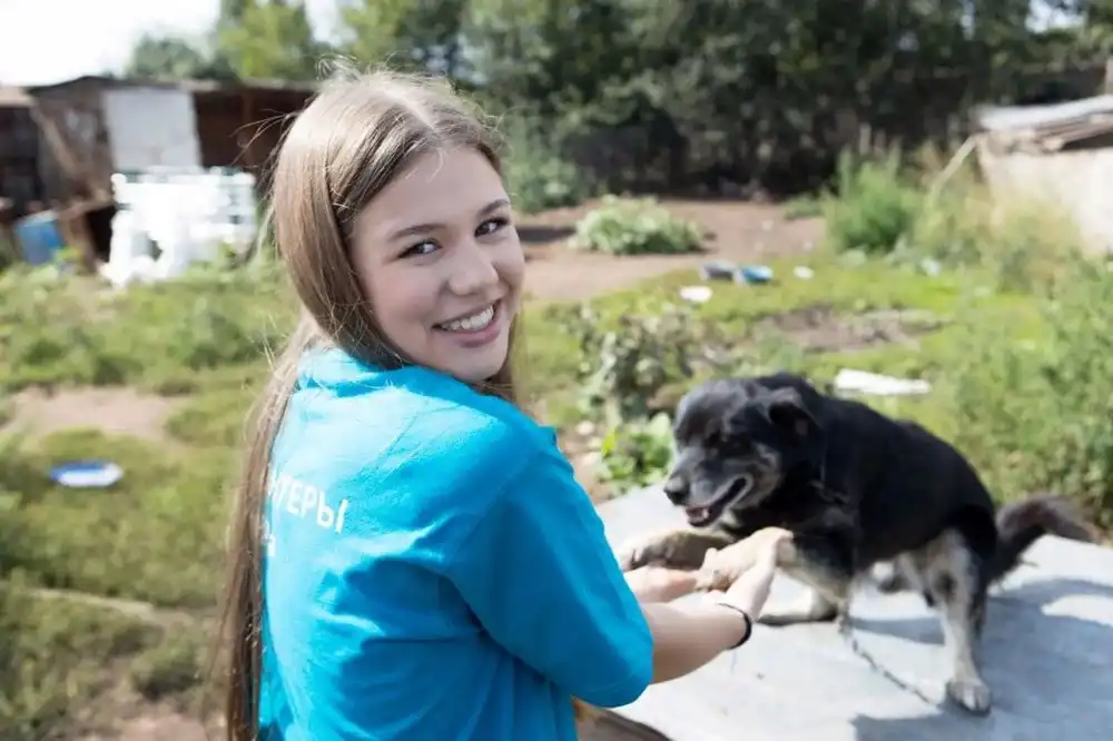 девушка с собакой