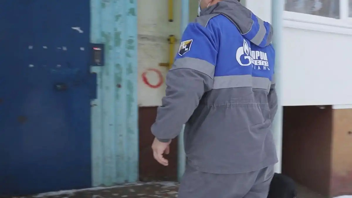 специалист газовой службы около подъезда