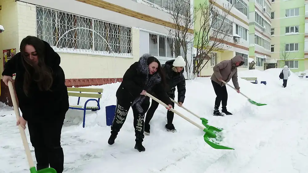 Жители Нижнекамска вышли на уборку снега в помощь дворнику