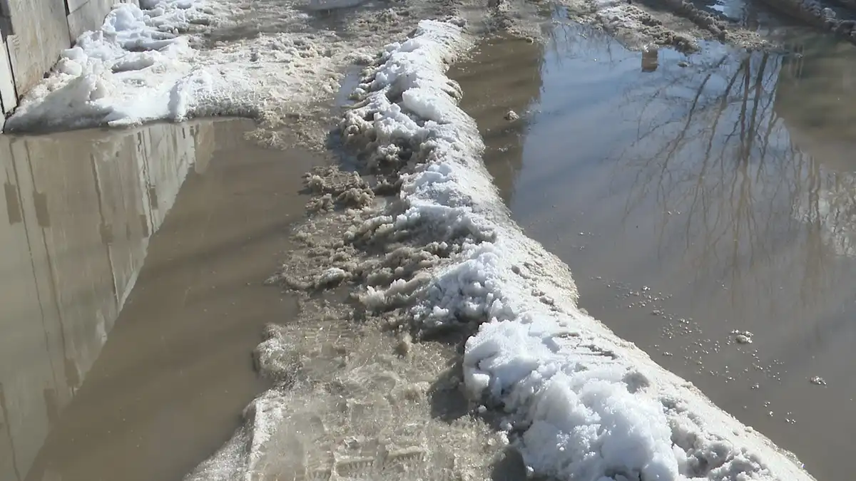 таяние снега весной