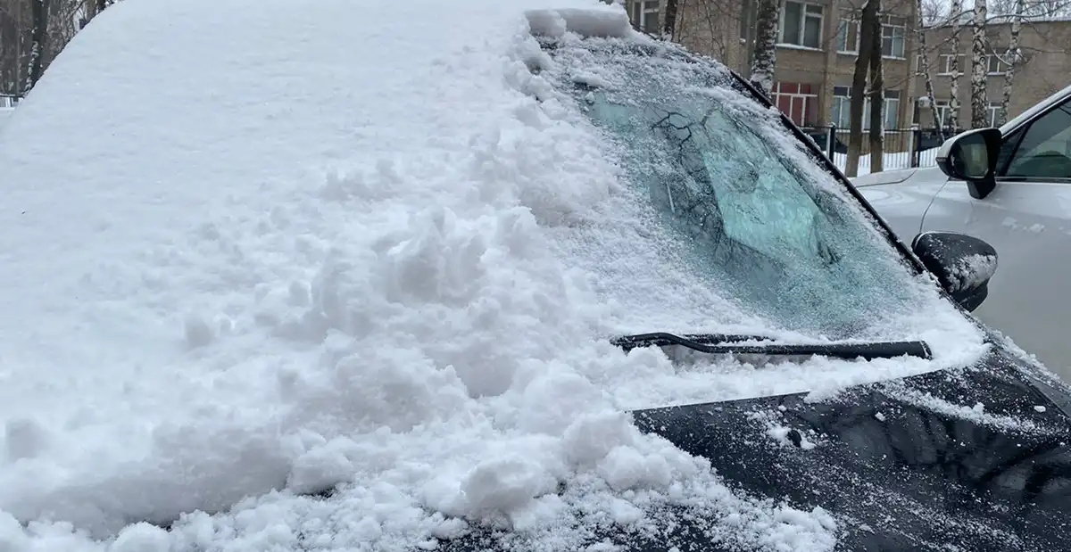 Занесенный снегом автомобильн н