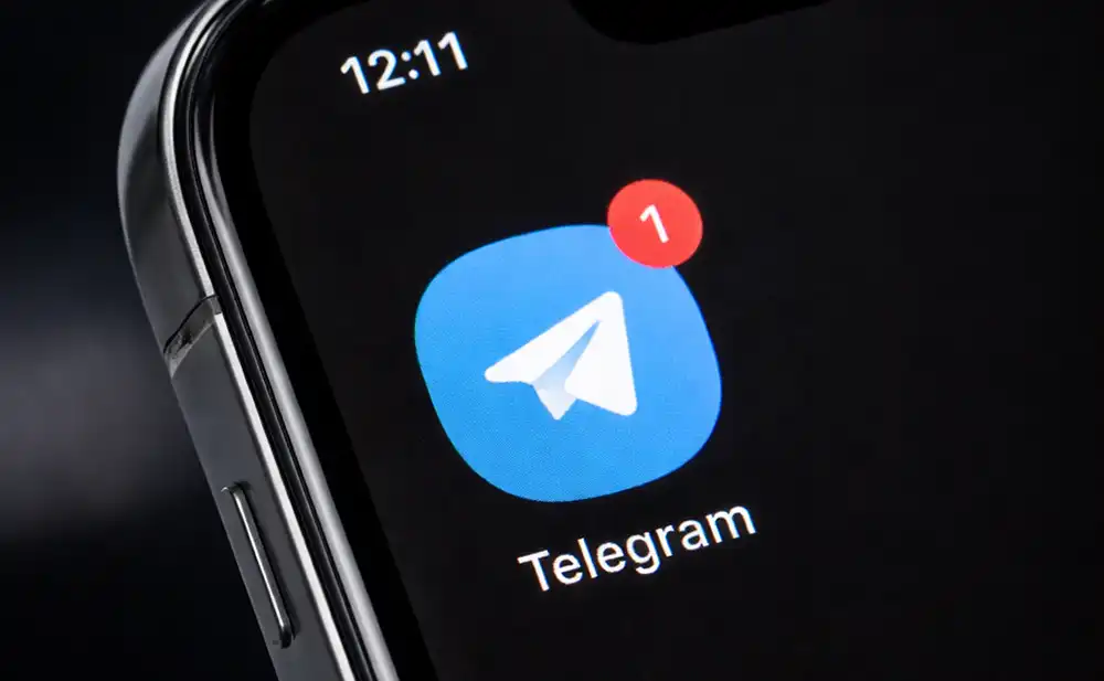 Логотип мессенджера Telegram на экране смартфона