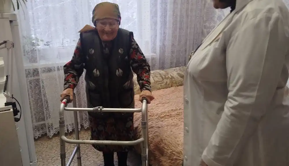 инвалид с ходунками