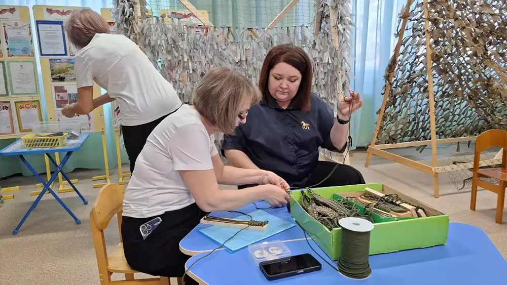 Волонтёры плетут браслеты выживания