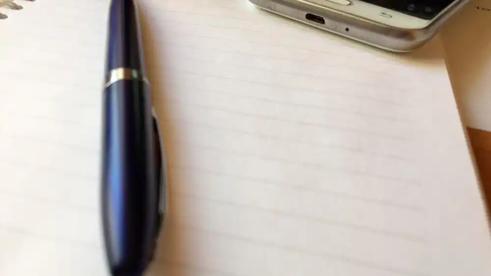 Блокнот, ручка и телефон