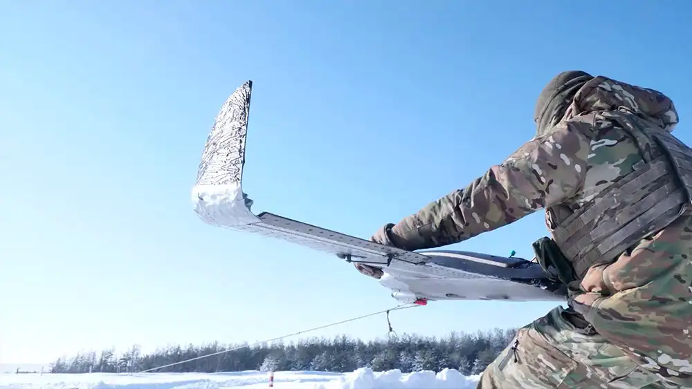 Солдат запускает беспилотник
