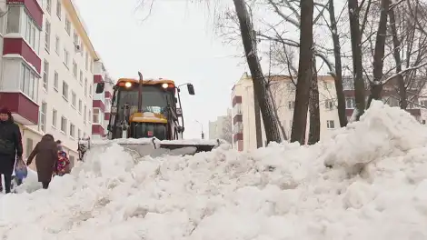 Более 500 человек и 107 машин убирают снег в Нижнекамске накануне морозов до -24 - телеканал НТР 24