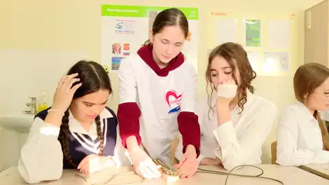 Школьница в Нижнекамске учит одноклассников плести браслеты для СВО - телеканал НТР 24