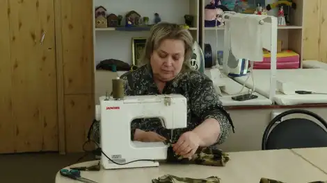 В Нижнекамске преподаватели колледжа начали шить шапки и снуды для бойцов - телеканал НТР 24