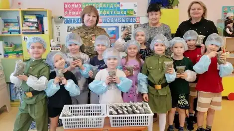 «Чай победы»: дошколята упаковали травяной чай для военнослужащих - телеканал НТР 24