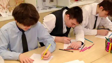 В нижнекамском клубе «Дружба» гимназисты нарисовали свои мечты ко Дню планов - телеканал НТР 24