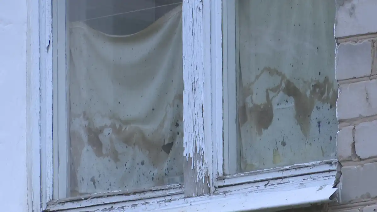 Разбитая оконная рама