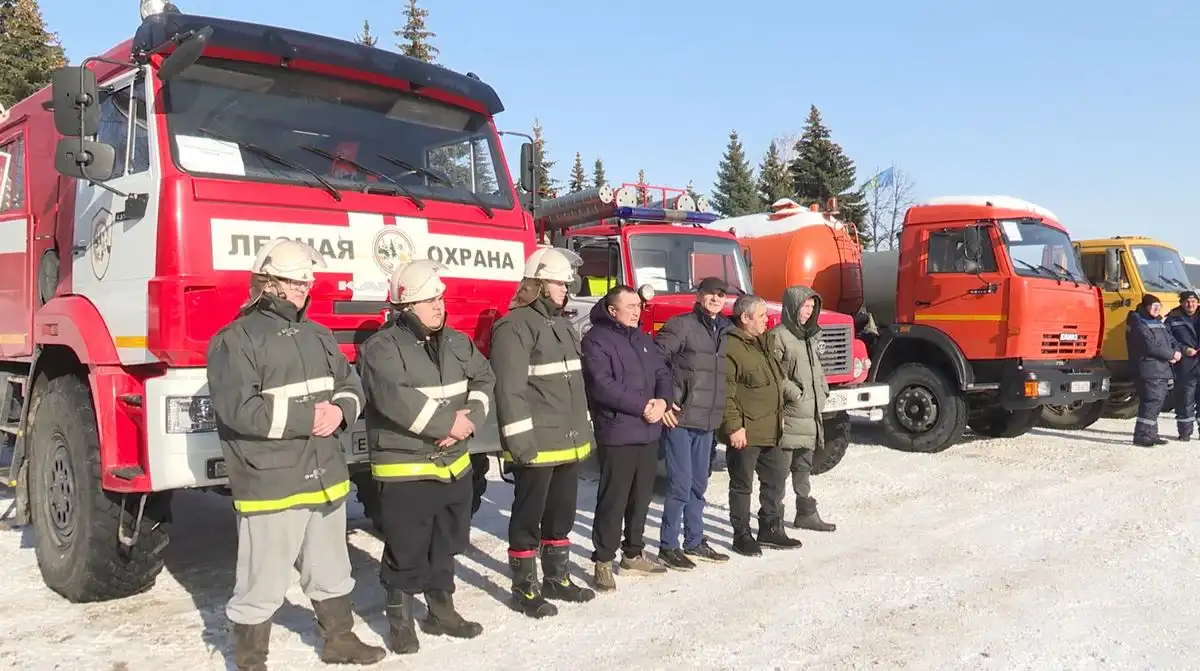 Смотр спецтехники в рамках подготовки к паводку и пожароопасному весеннему сезону в Нижнекамске
