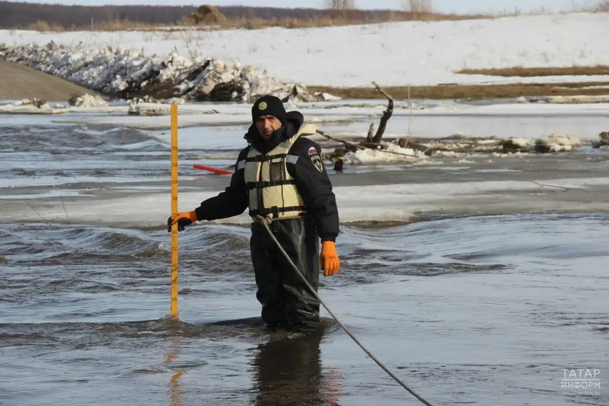 Замер уровня реки в водоеме в Татарстане
