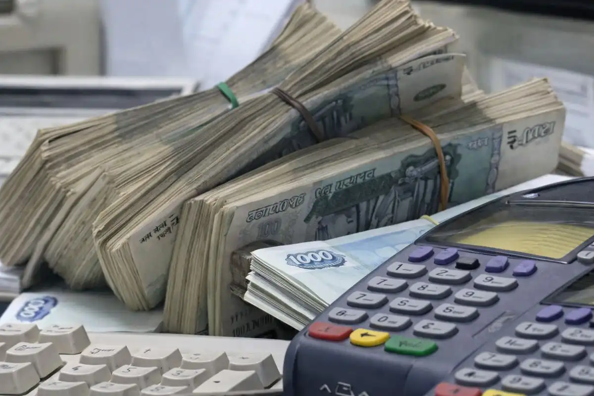 пачки денег