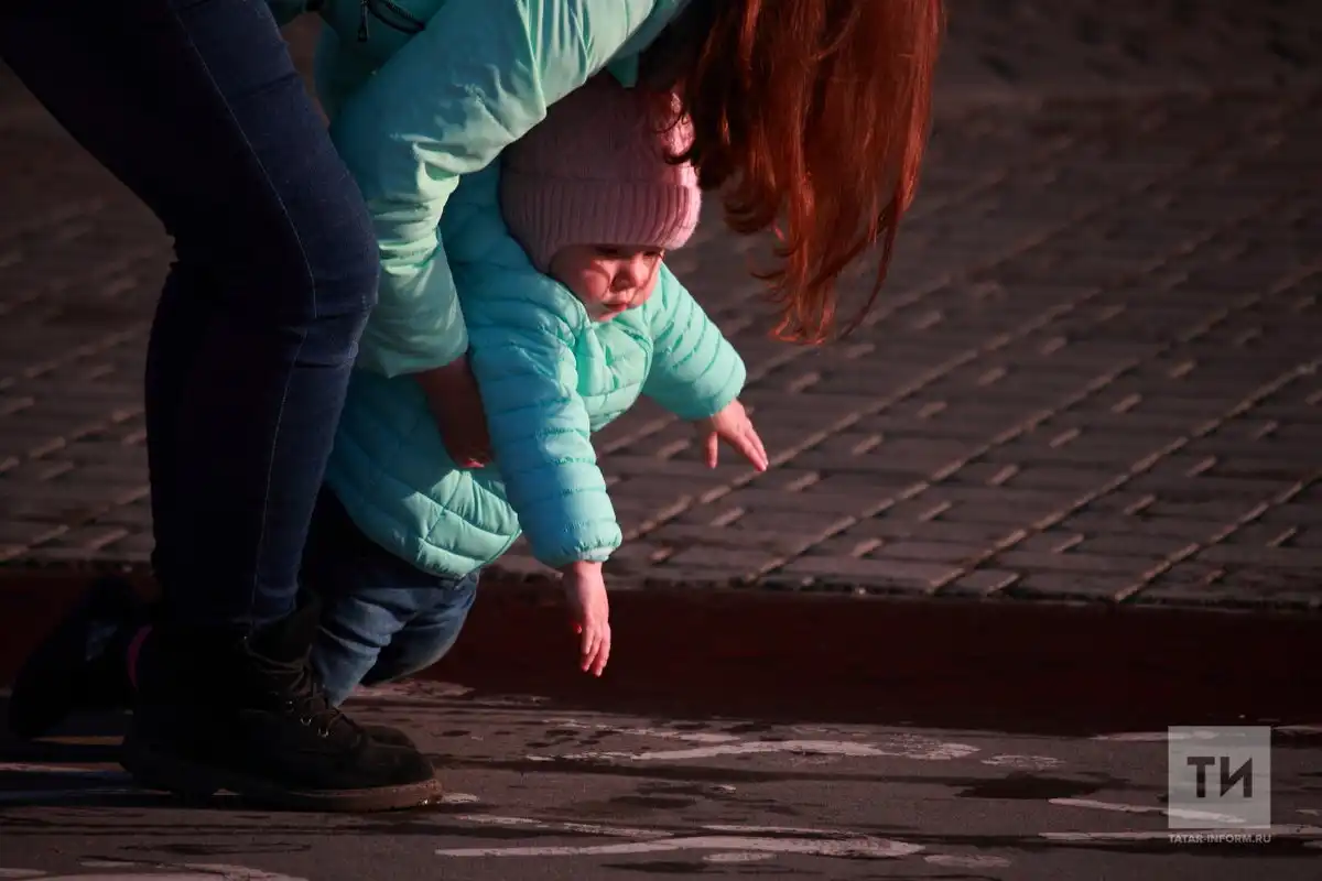 малыш на прогулке