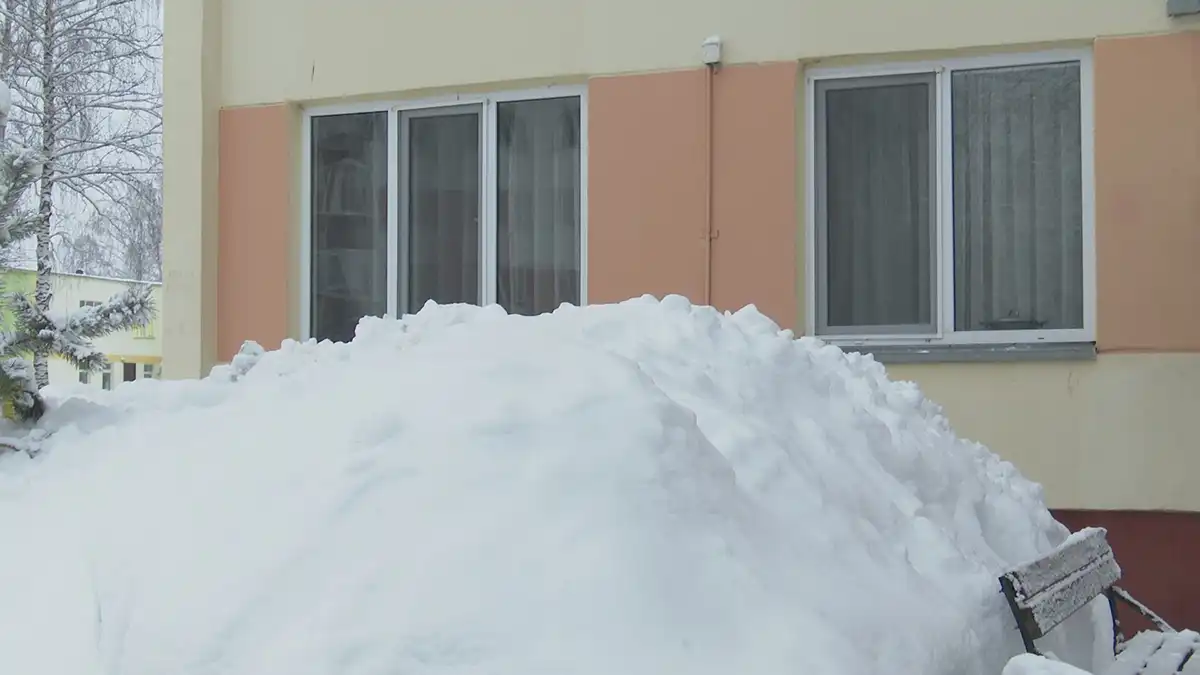 Сугроб у дома в Нижнекамске