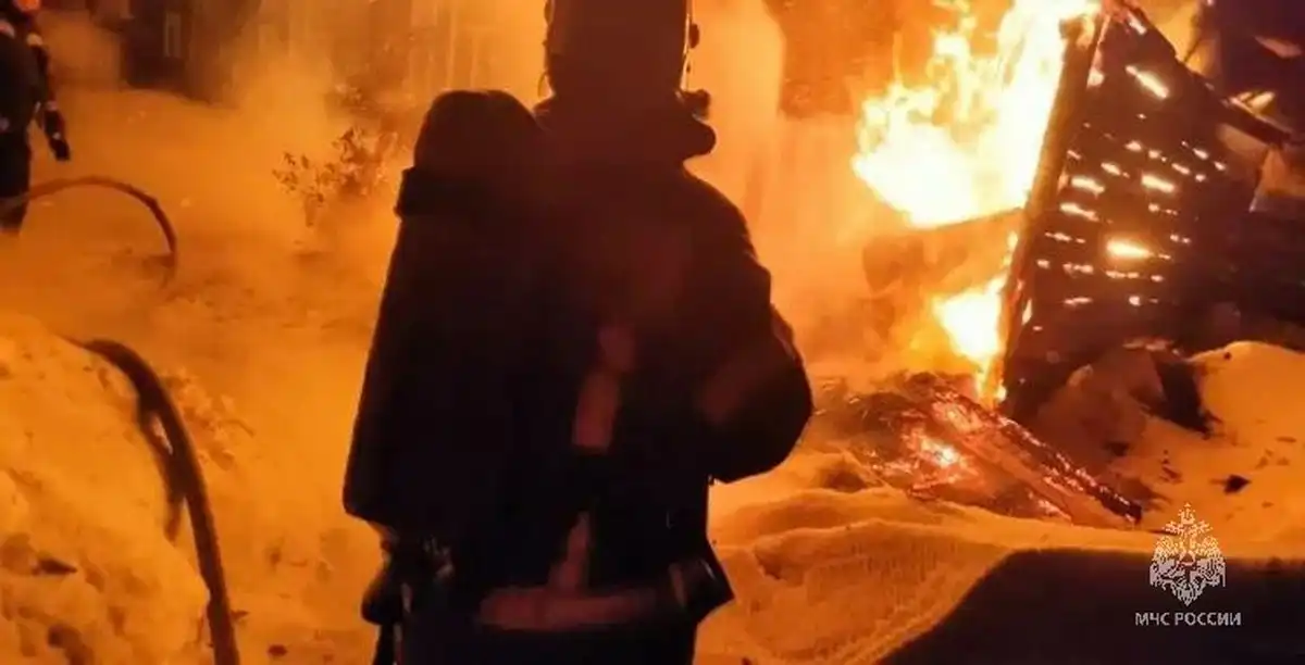 Пожарный тушит огонь