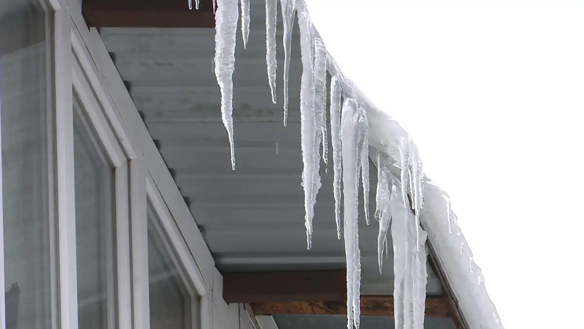 Сосульки свисающие с крыши дома в городе