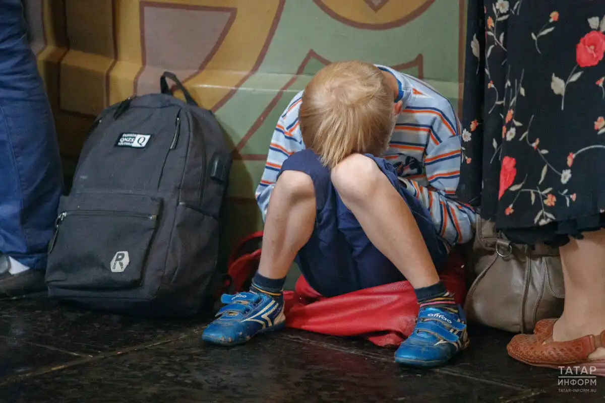 мальчик плачет, буллинг в школе