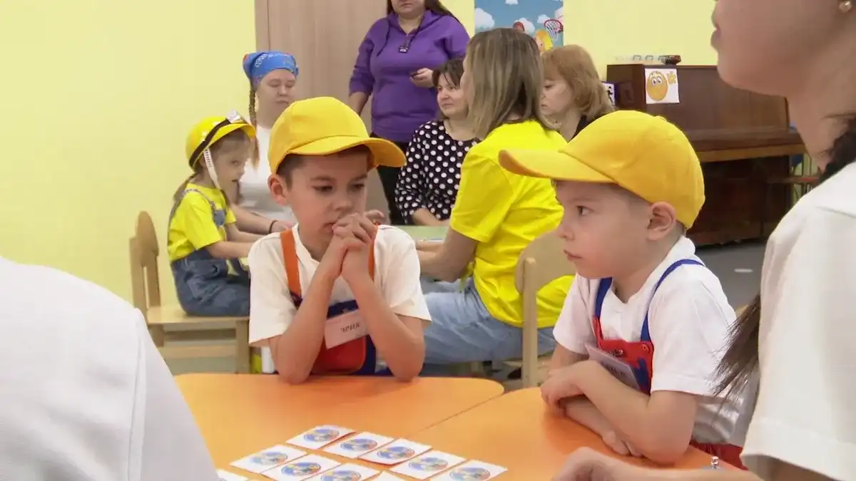 дети играют в детсаду