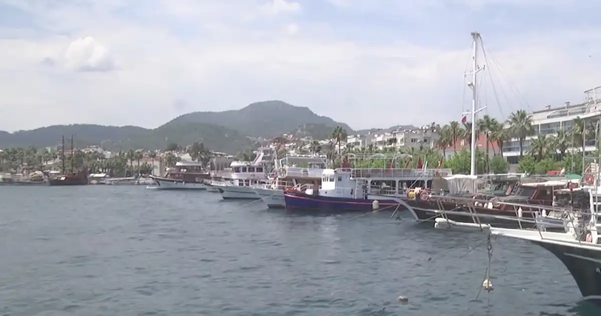 Морское побережье, яхты у причала