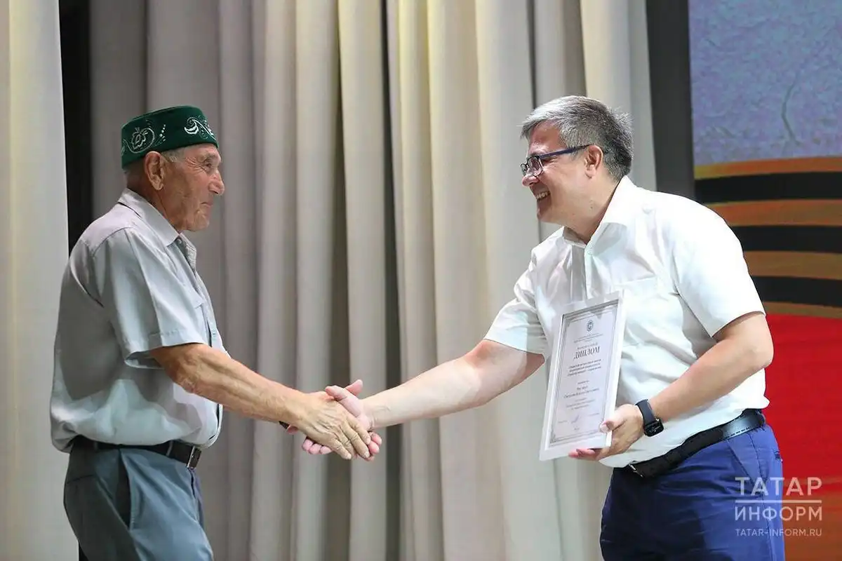 мужчины жмут руку друг другу