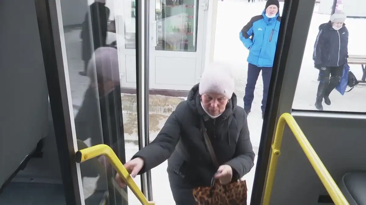 женщина заходит в автобус