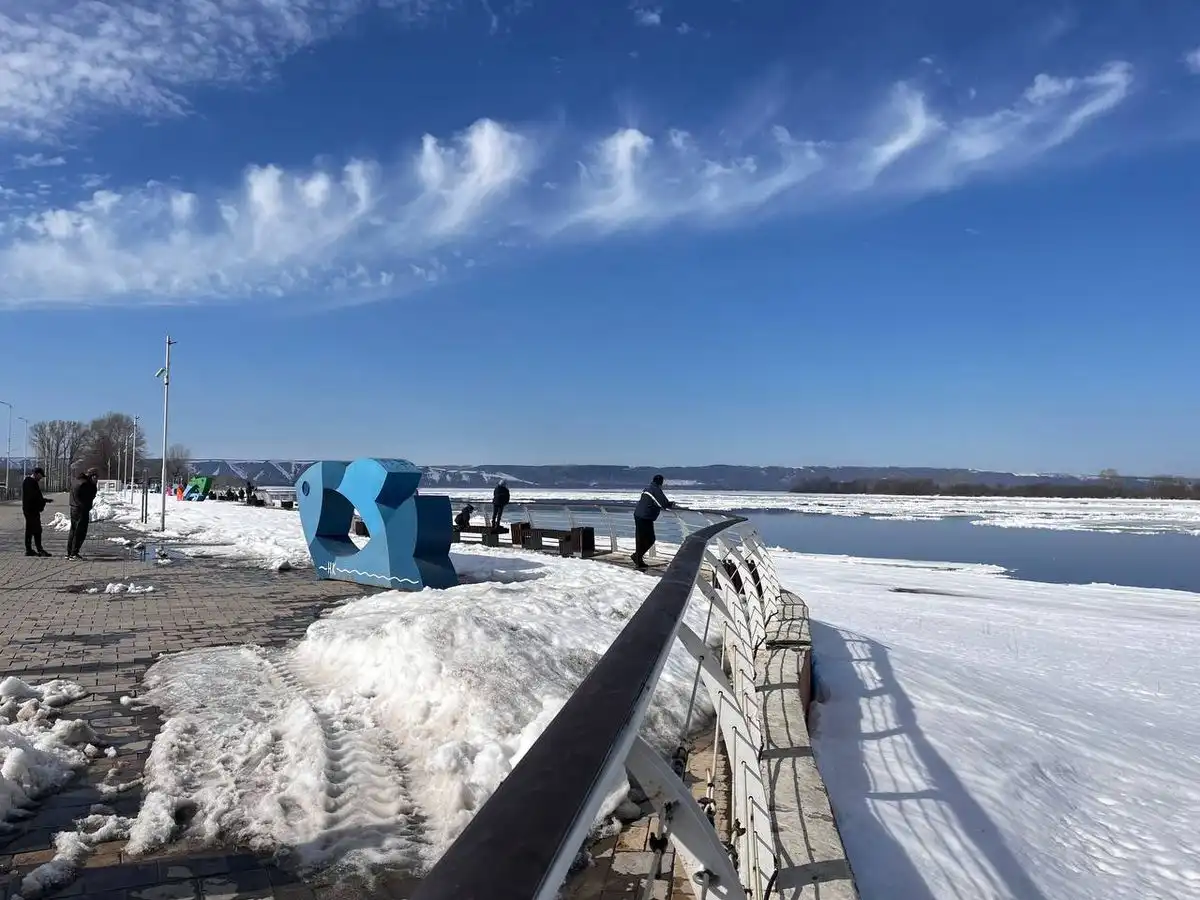 Жители Нижнекамска на набережной Камы наблюдают за ледоходом