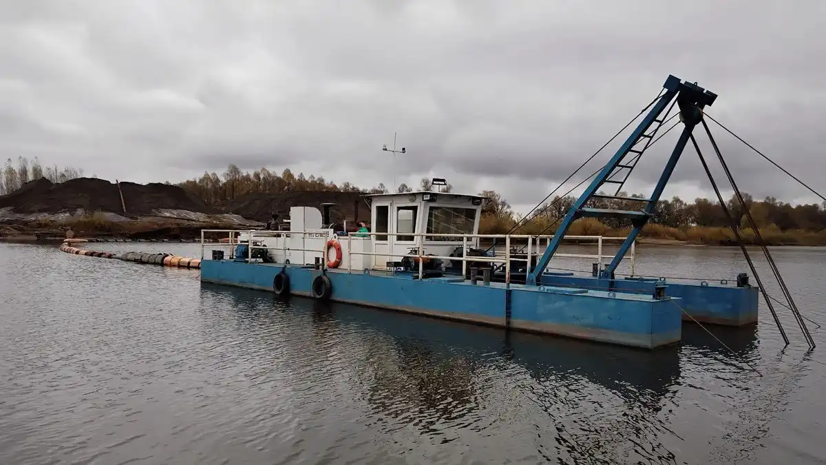 земснаряд на реке