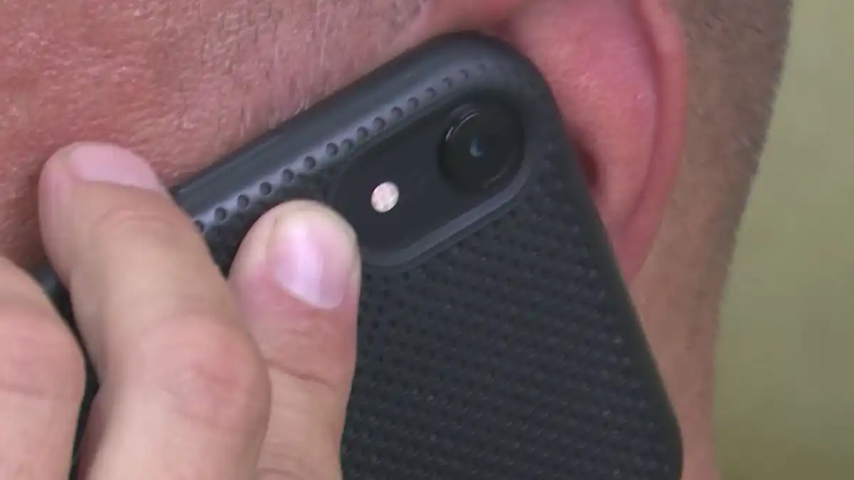 телефон у уха