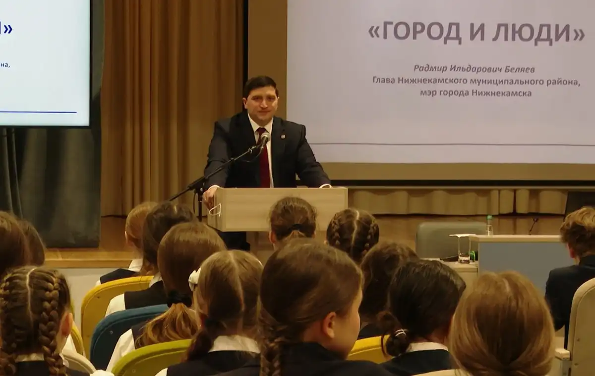 Парламентский урок в школе № 37 Нижнекамска с мэром Радмиром Беляевым