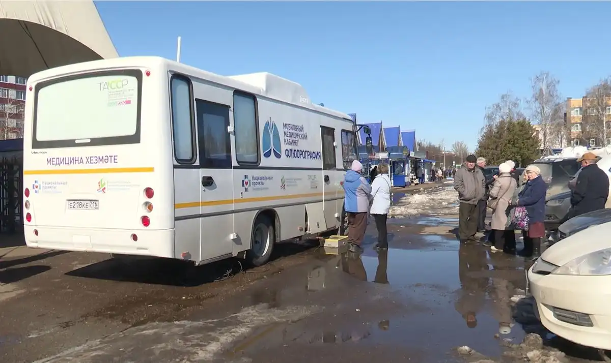 Флюоромобиль у центрального рынка в Нижнекамске, акция Белая ромашка 24 марта 2026 года