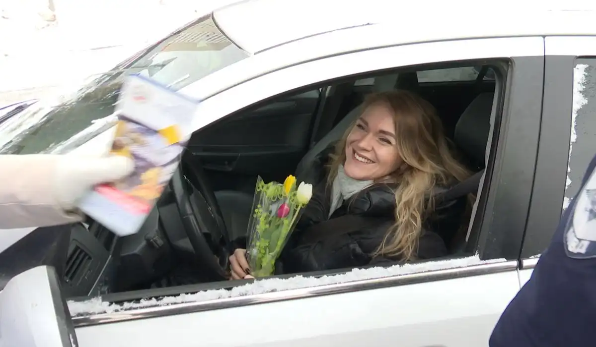 Инспекторы ГАИ поздравляют женщин-водителей с 8 Марта