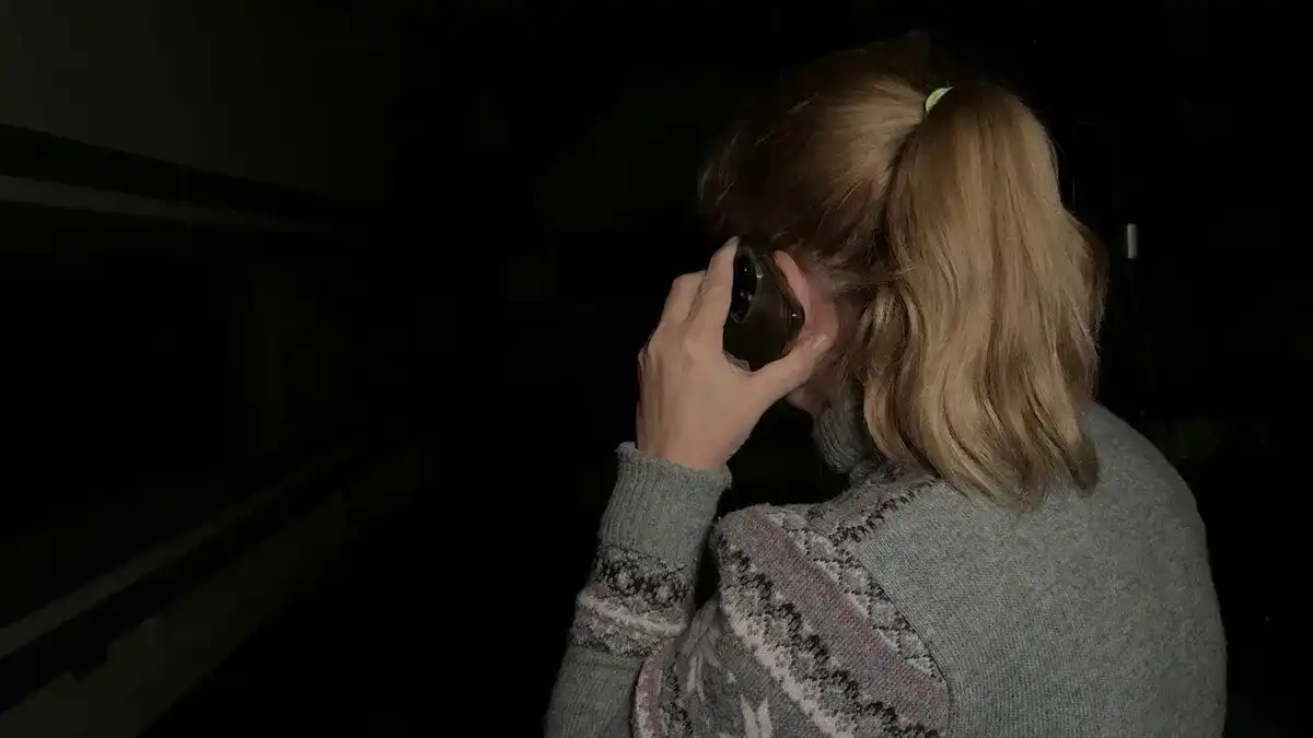 девушка говорит по телефону