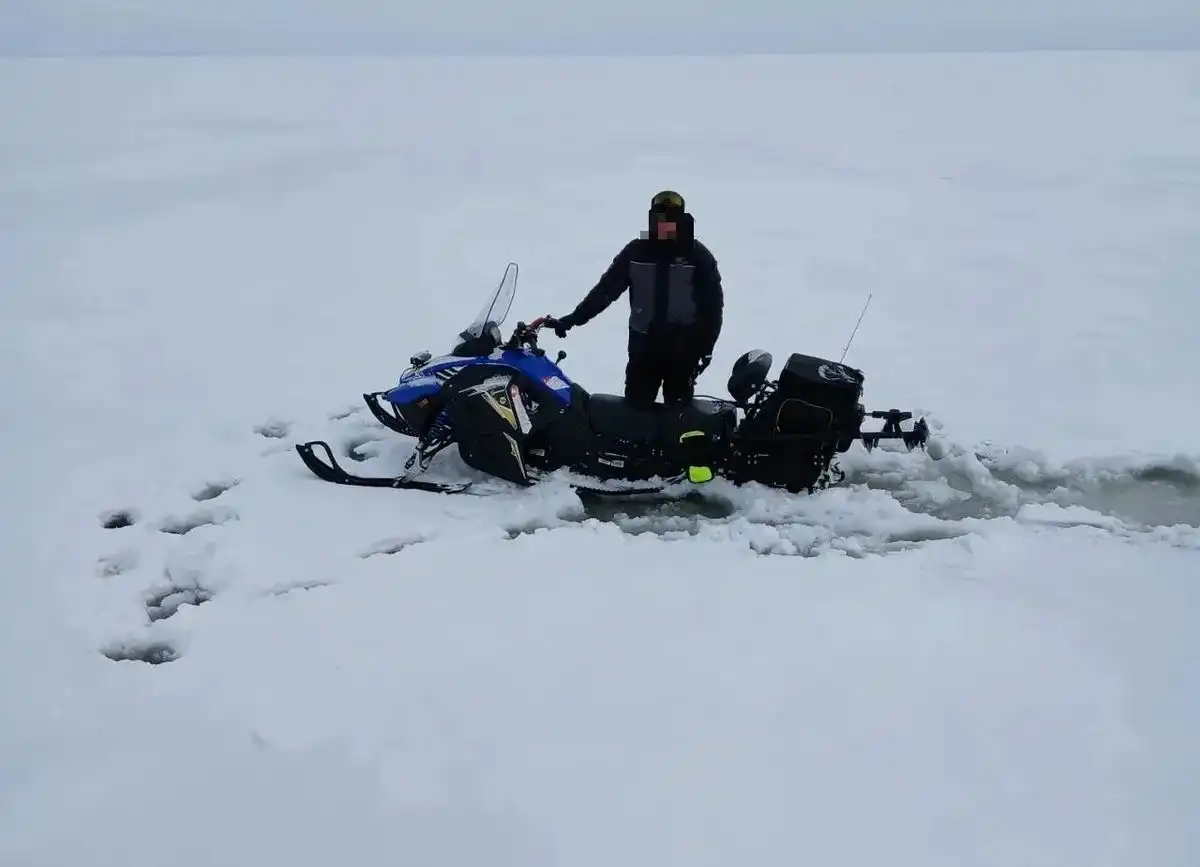 рыбак и снегоход