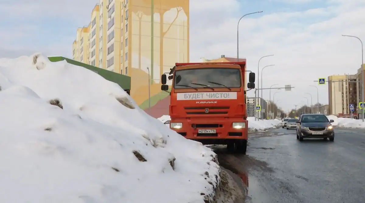 Уборка снега на дорогах в Нижнекамске