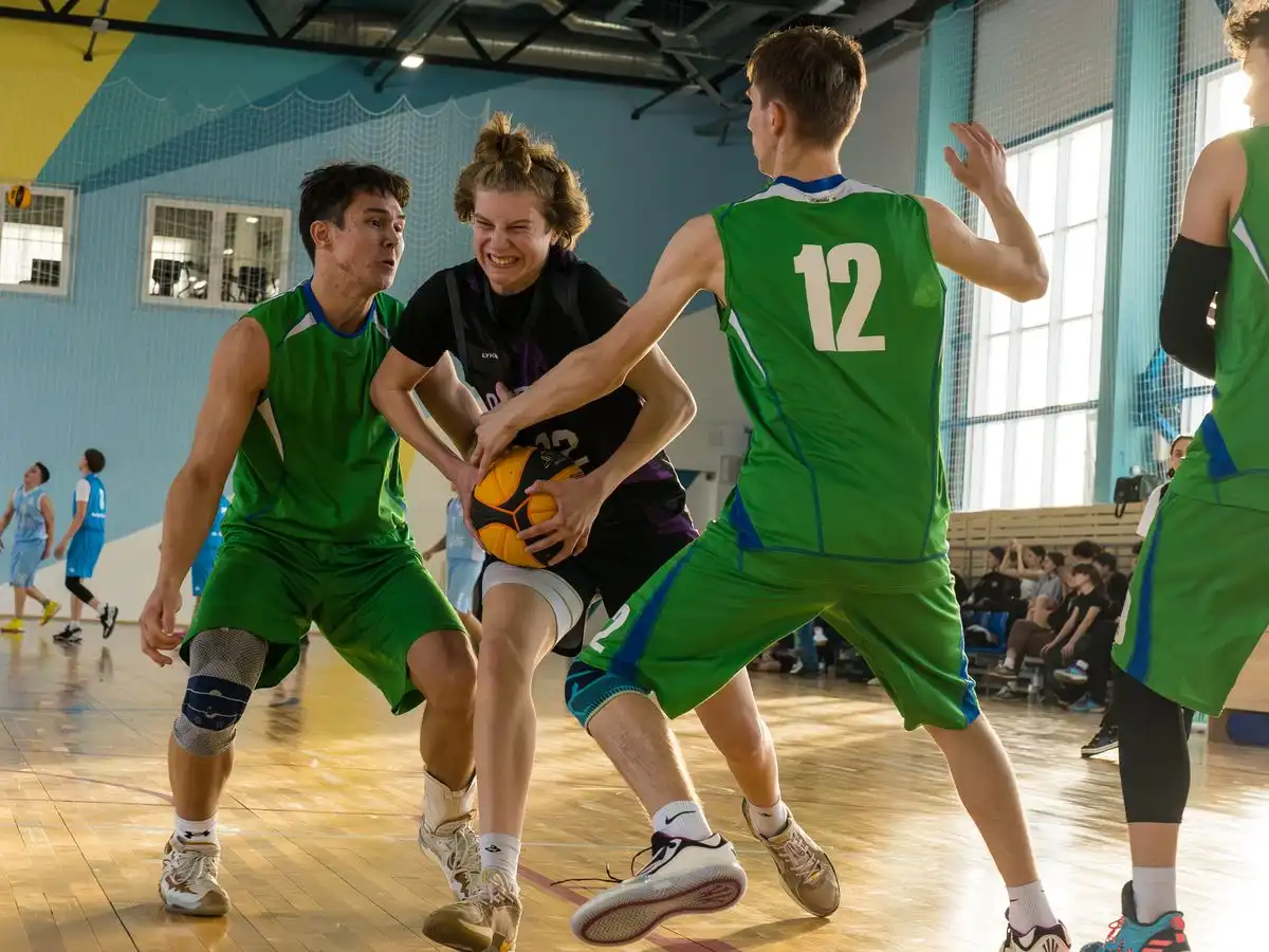 подростки играют в баскетбол