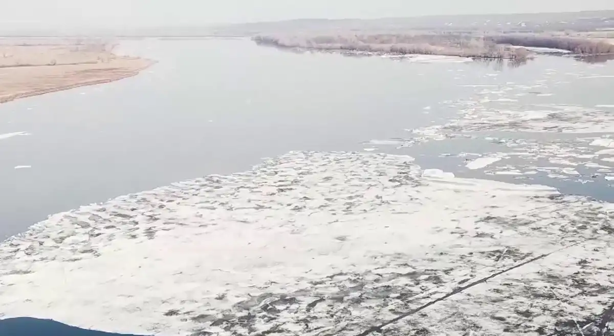 Ледоход на Каме около Нижнекамска