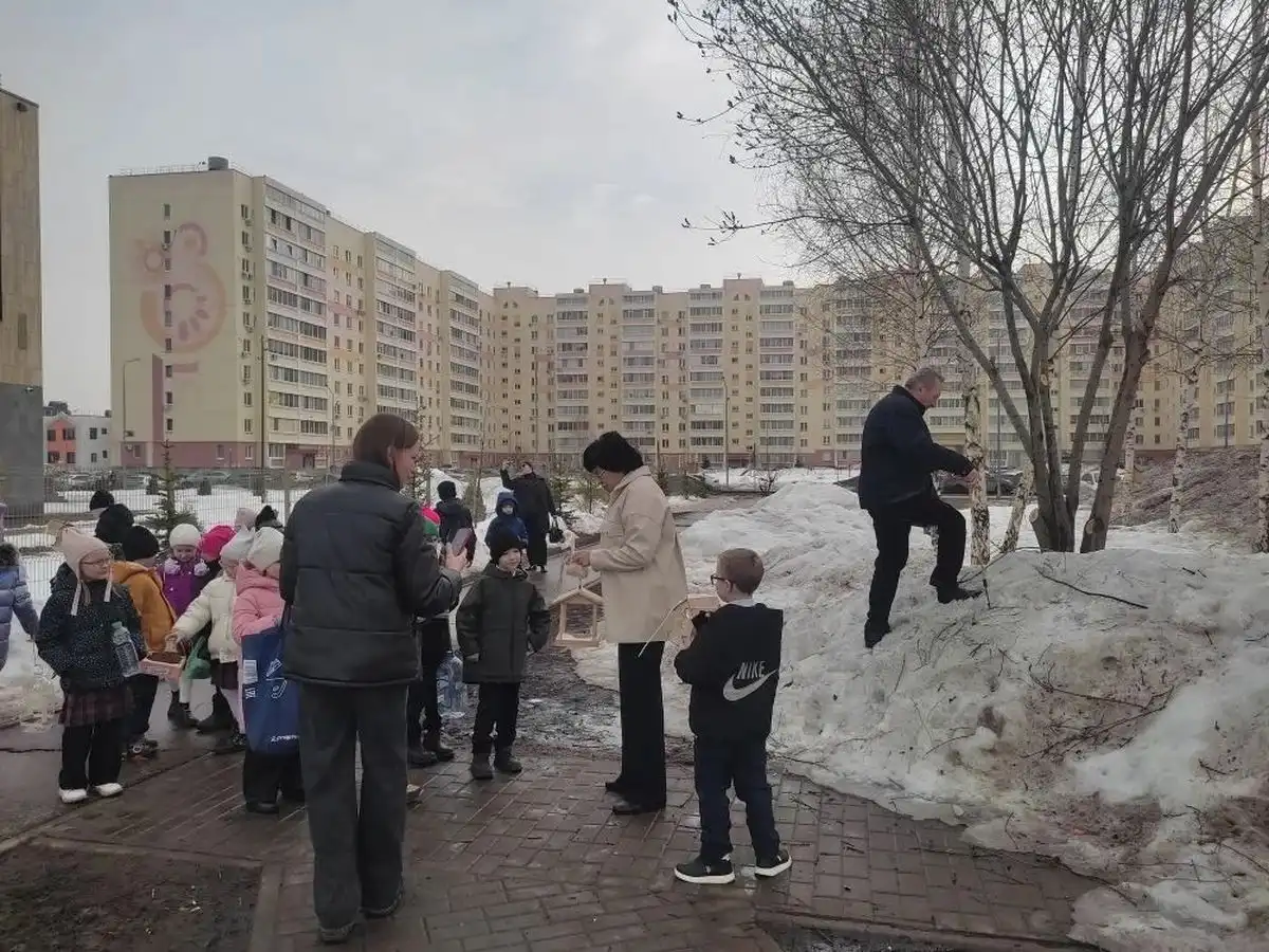 Ученики 1 класса развешивают кормушки в микрорайоне № 34 Нижнекамска