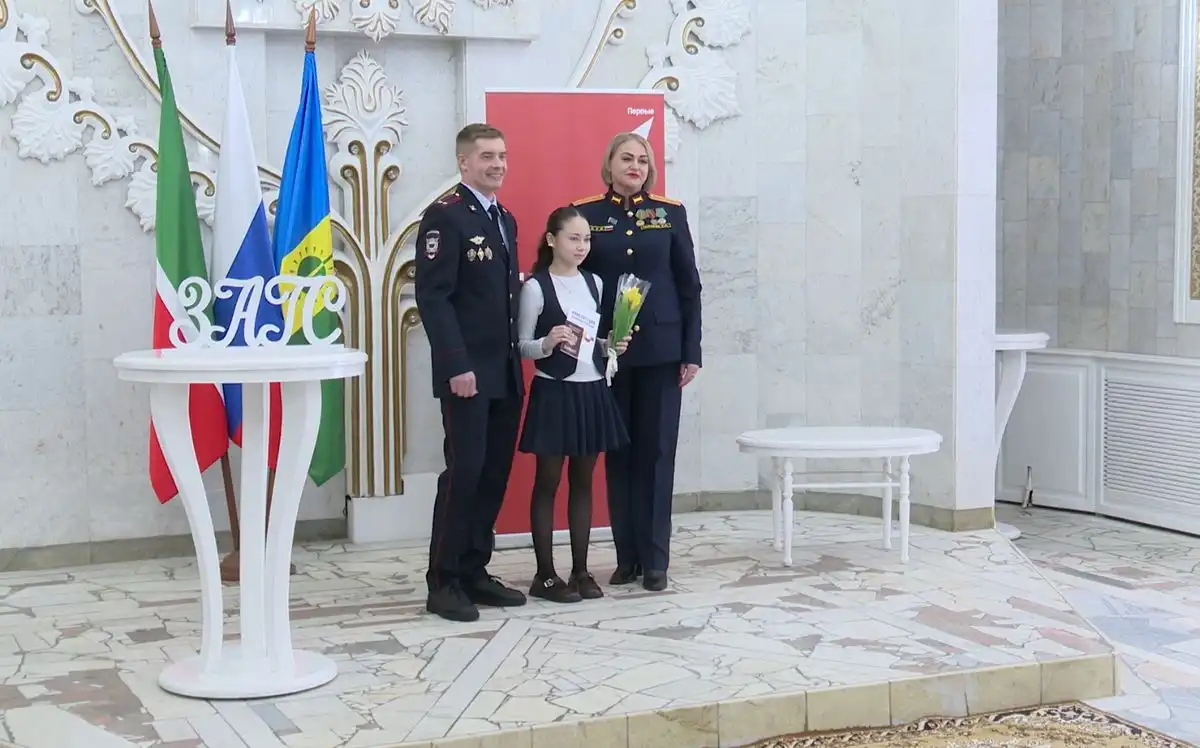 вручают паспорт девочке