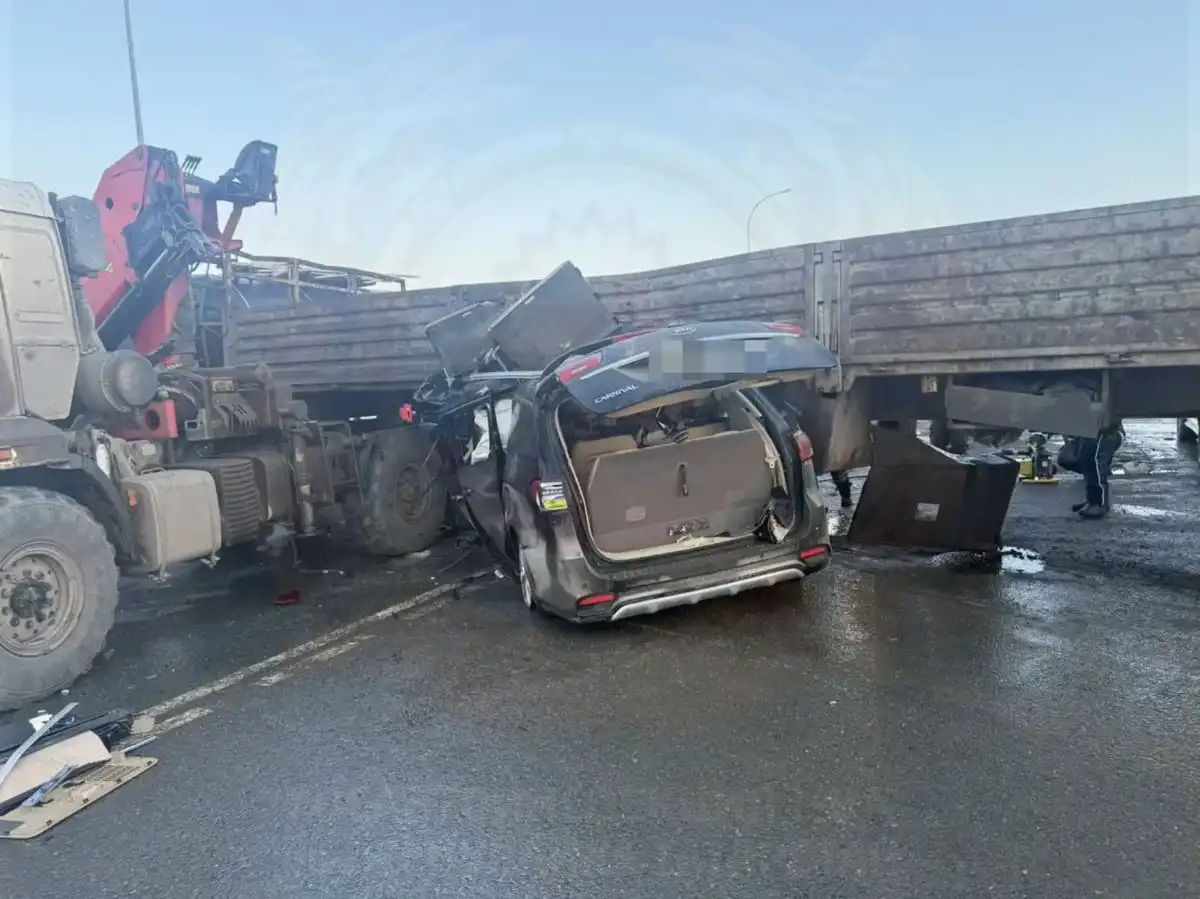 KIA Carnival въехала в грузовик