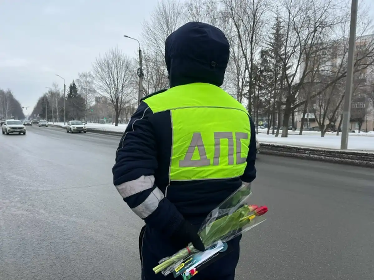 Инспектор ГАИ с букетом тюльпанов