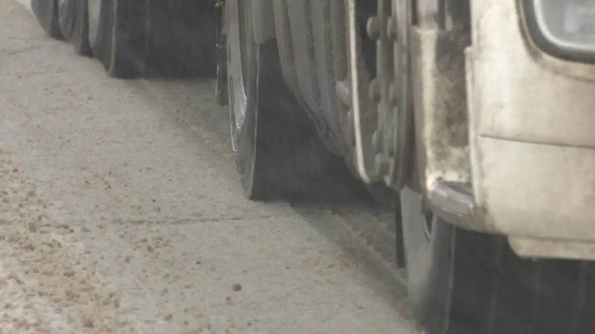 грузовик на дороге колеса