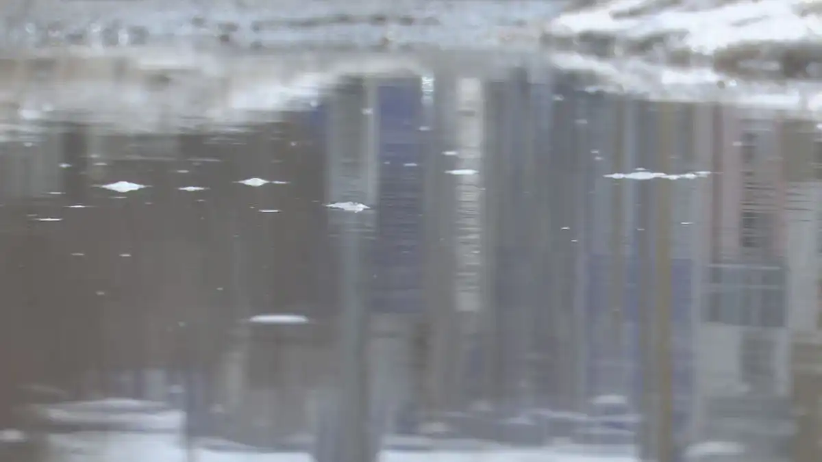 лужа из талой весенней воды